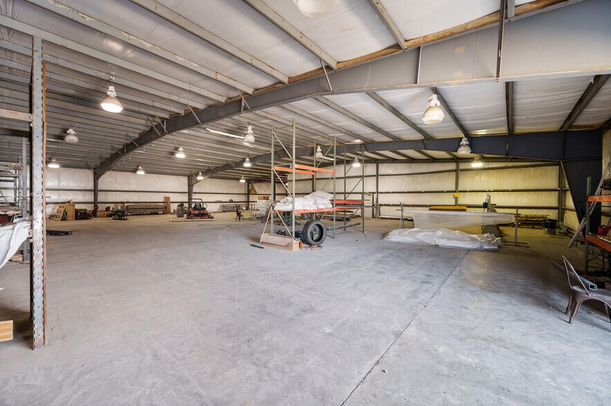 More Photos Of 10462 Hwy 165 S, Forest Hill Warehouse For Sale
