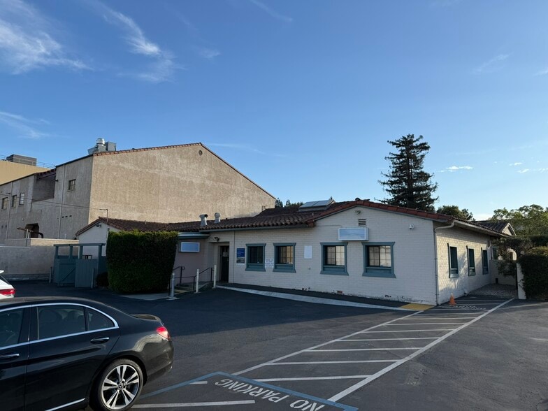 More Photos Of 501 Laurel St, San Carlos Veterinarian Kennel For Lease