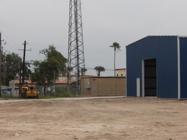 More Photos Of 1950 Expressway 83, Mercedes Warehouse For Lease