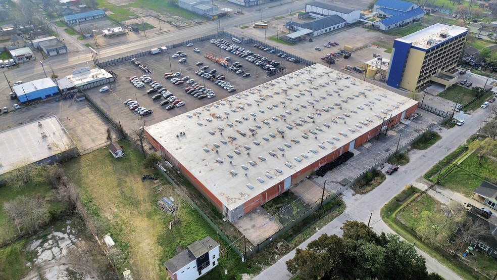 More Photos Of 9001 Jensen Dr, Houston Warehouse For Lease