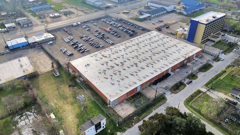 More Photos Of 9001 Jensen Dr, Houston Warehouse For Lease