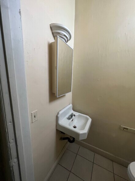 More Photos Of 727-739 W Pacific Coast Hwy, Long Beach Storefront Retail Residential For Lease