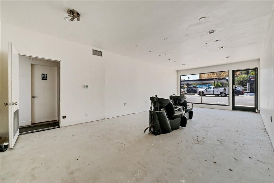 More Photos Of 19709 Ventura Blvd, Woodland Hills Office For Sale