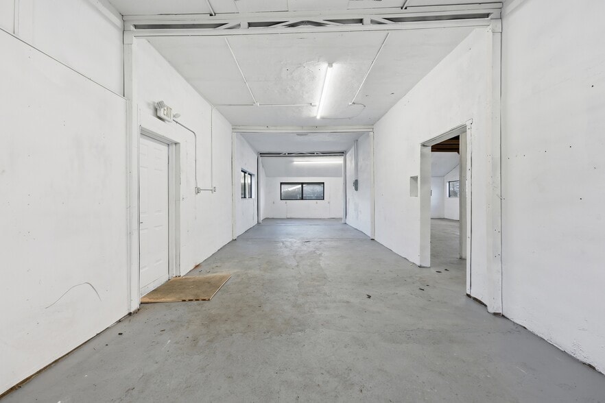 More Photos Of 941 SW Alder St, Dundee Warehouse For Lease