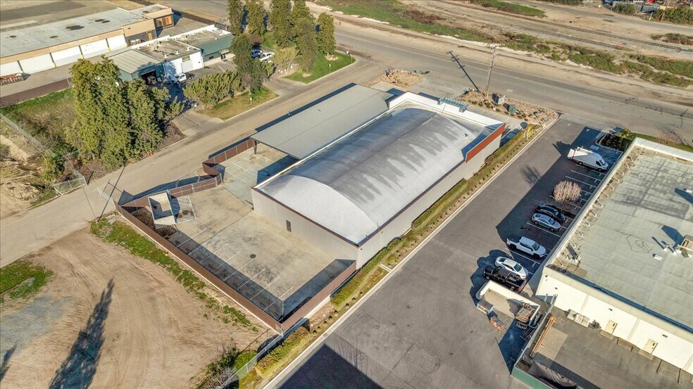 More Photos Of 10417 W Goshen Ave, Visalia Warehouse For Lease