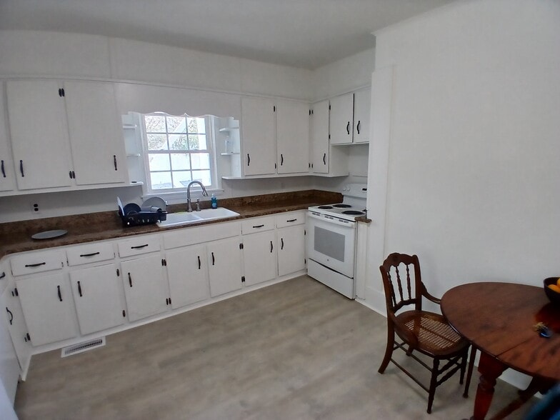 More Photos Of 119 W Main St, Youngsville Freestanding For Lease