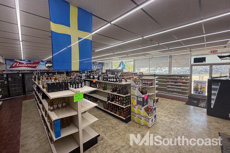 More Photos Of 3290 NE Indian River Dr, Jensen Beach Storefront For Lease