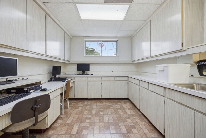 More Photos Of 1811 Bayshore Gardens Pky, Bradenton Medical For Sale