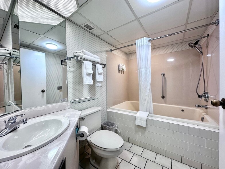 More Photos Of 2075 Highway 192 W, London Hotel For Sale