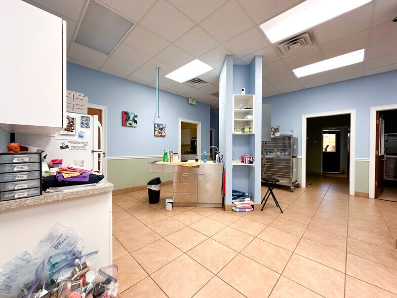 More Photos Of 6580 69th St, Vero Beach Veterinarian Kennel For Sale