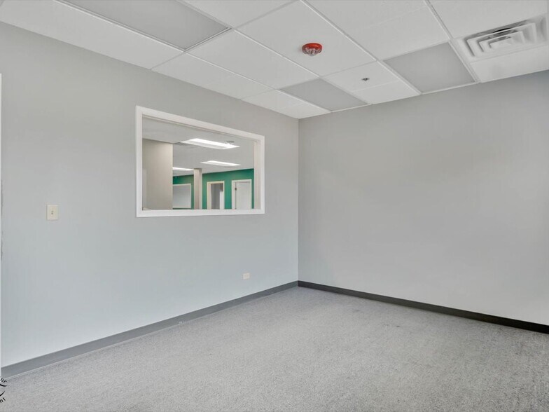 More Photos Of 1990 E Algonquin Rd, Schaumburg Office For Lease
