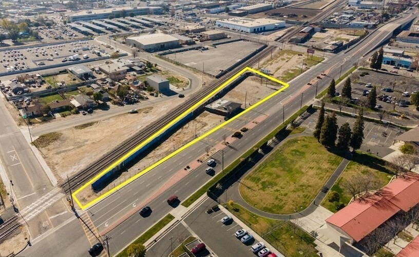 Primary Photo Of 401 E Truxtun Ave, Bakersfield Auto Dealership For Sale