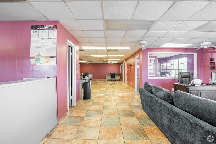 More Photos Of 2606 Shaver St, Pasadena Auto Dealership For Lease