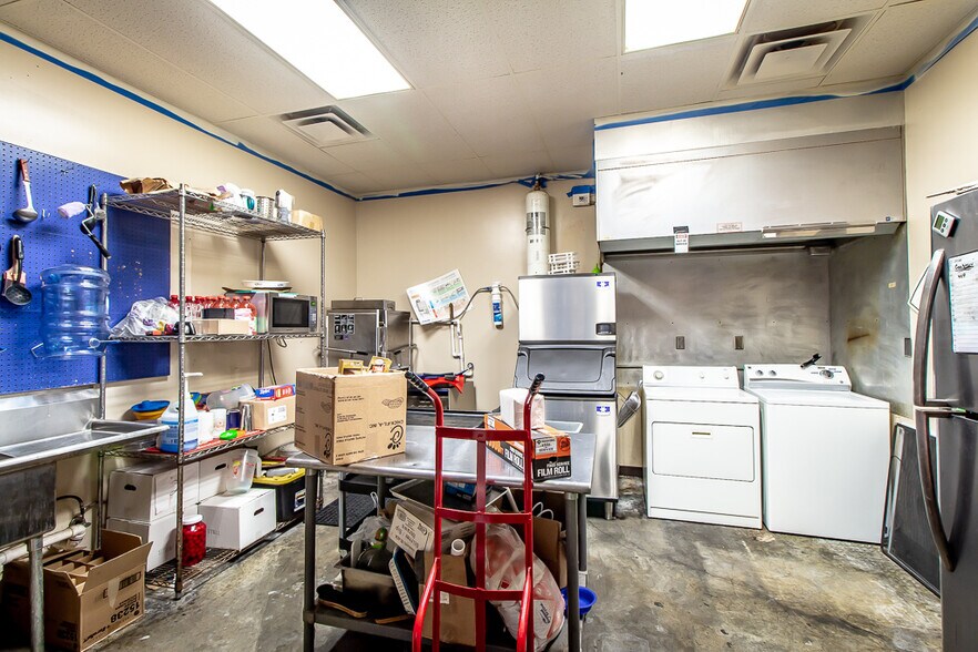 More Photos Of 3501 Park Plaza Rd, Paducah Bar For Sale