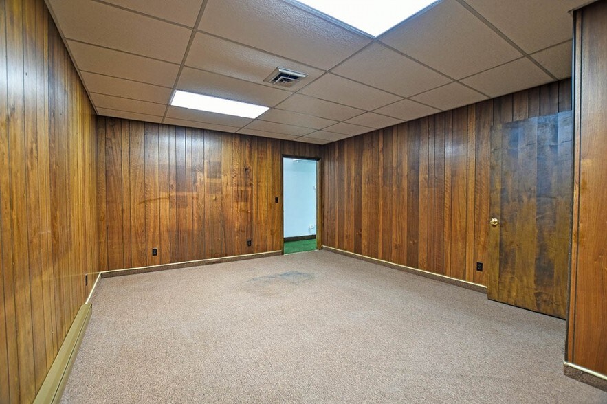 More Photos Of 1100 E South Grand Ave, Springfield Office For Sale