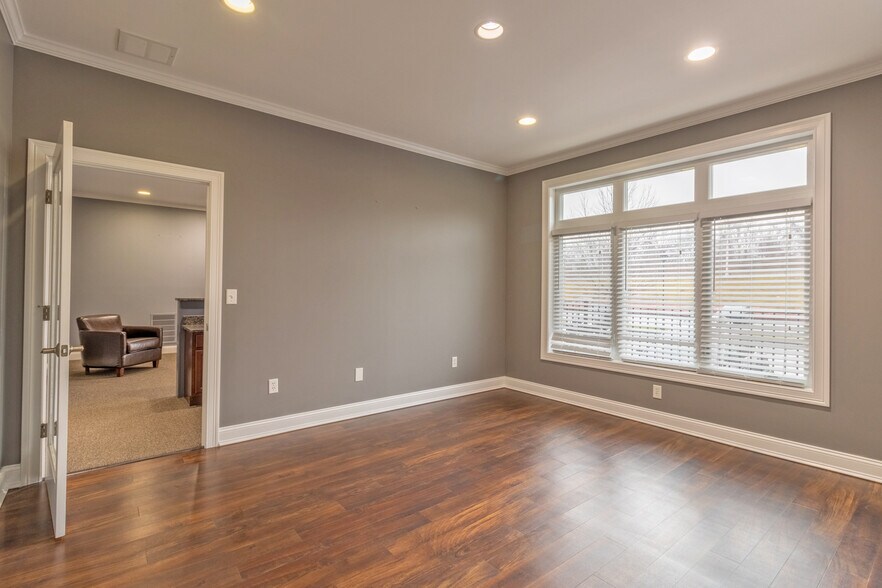 More Photos Of 447 Naubuc Ave, Glastonbury Office For Sale