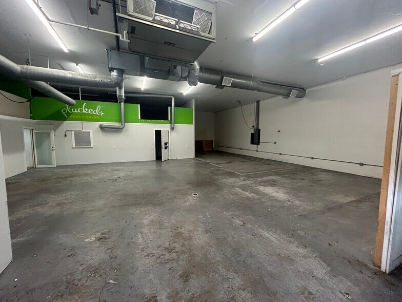 More Photos Of 979-987 Riverside St, Portland Distribution For Lease
