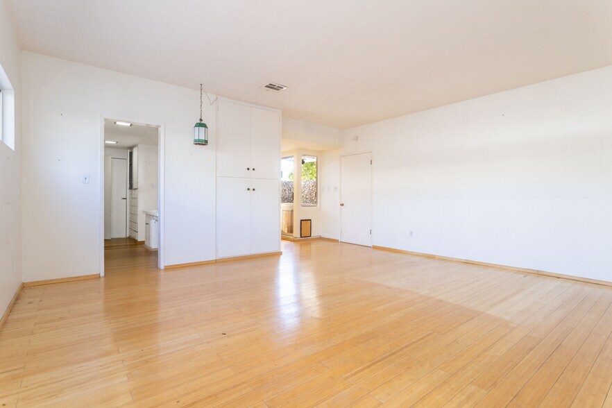 More Photos Of 9826 Columbus Ave, North Hills Multifamily For Sale