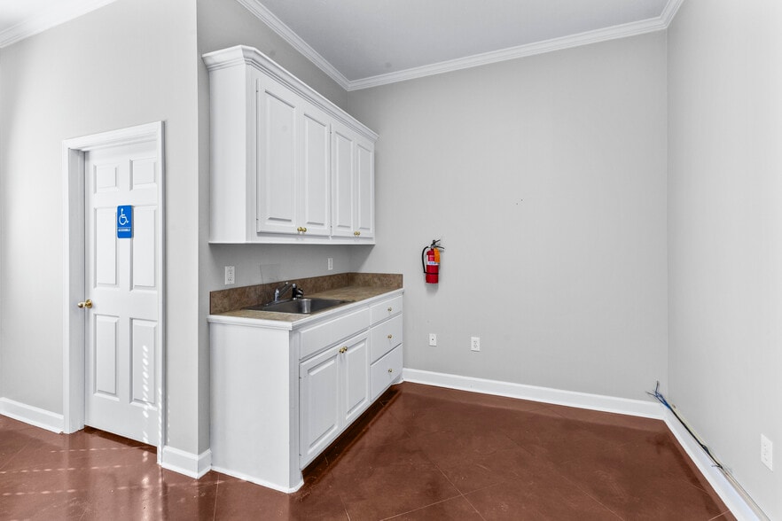 More Photos Of 403-C Towne Center Blvd, Ridgeland Office For Sale