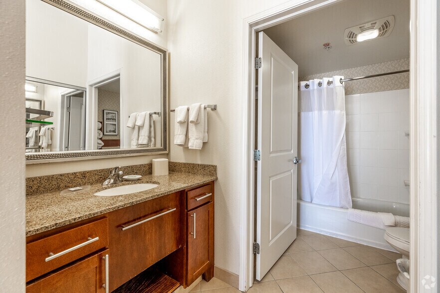 More Photos Of 4600 53rd St, Moline Hotel For Sale