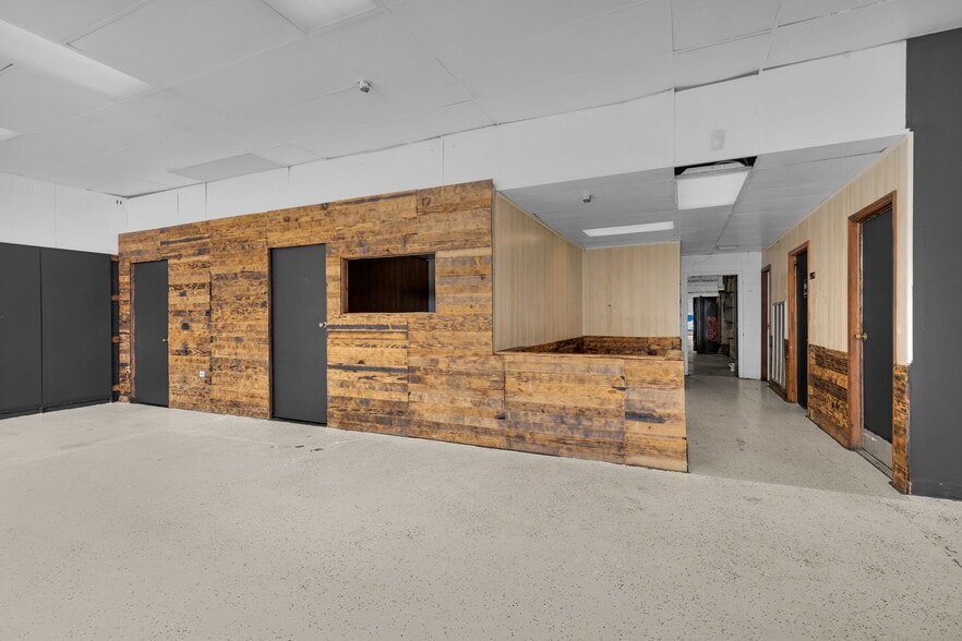 More Photos Of 904 N Main St, Anderson Auto Repair For Sale