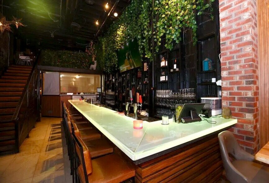 More Photos Of 1424 17 Av SW, Calgary Storefront For Sale