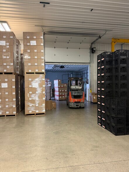 More Photos Of 616A-622 S Main St, Hebron Warehouse For Lease