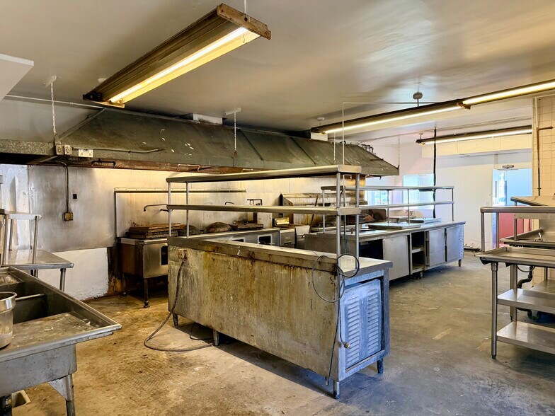 More Photos Of 850 W Willow St, Long Beach Restaurant For Lease