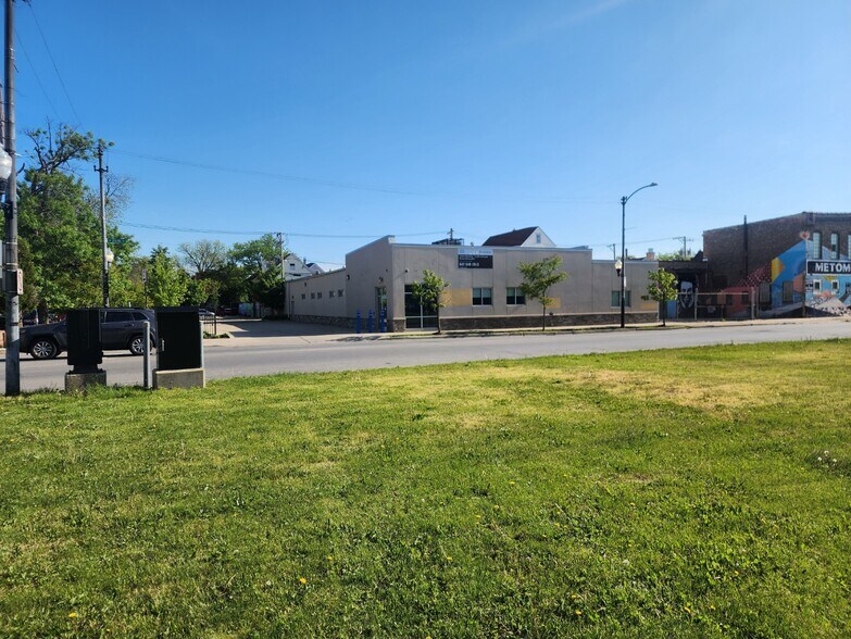 Primary Photo Of 2950 W 26th St, Chicago Medical For Sale