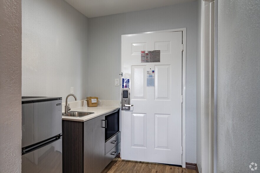 More Photos Of 16939 East Fwy, Channelview Hotel For Sale