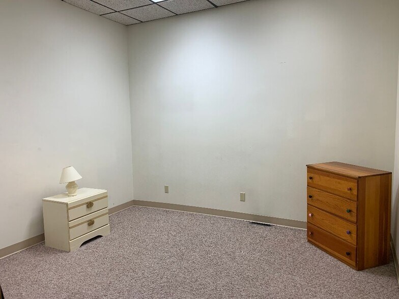 More Photos Of 301 S 7th St, Quincy Light Distribution For Sale