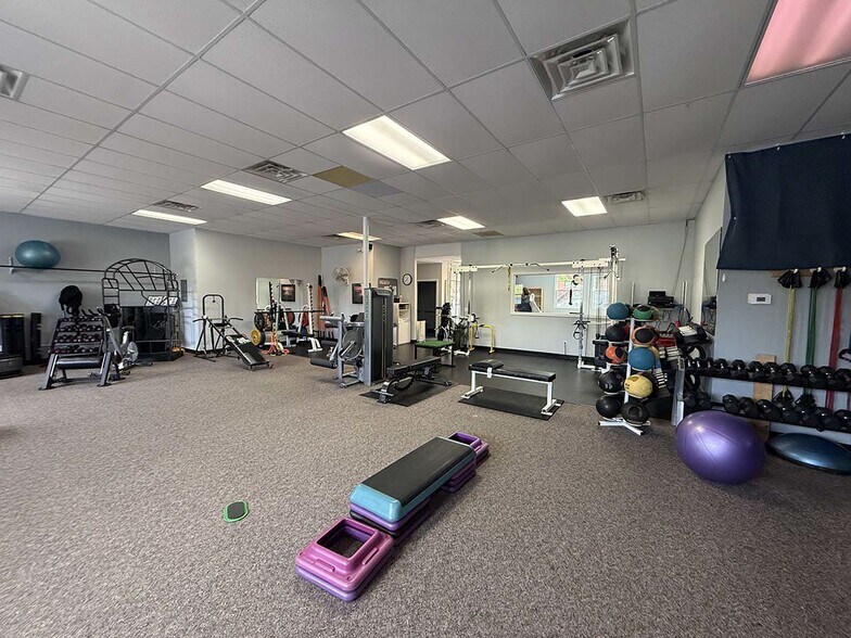 More Photos Of 104-110 E Dudley St, Maumee Office For Lease