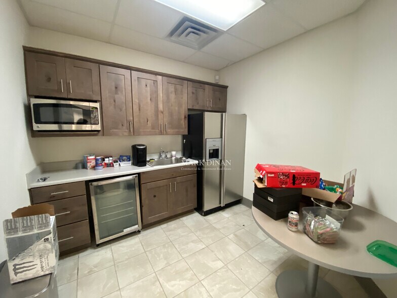 More Photos Of 2148 Pelham Pky, Pelham Flex For Lease