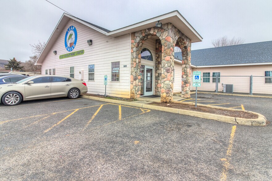 More Photos Of 909 N 21st Ave, Yakima Daycare Center For Sale