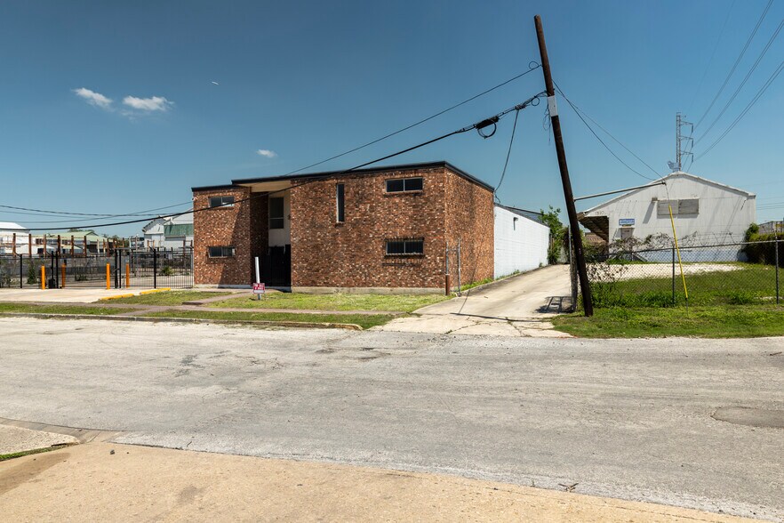 More Photos Of 307-311 Lombrano St, San Antonio Warehouse For Lease