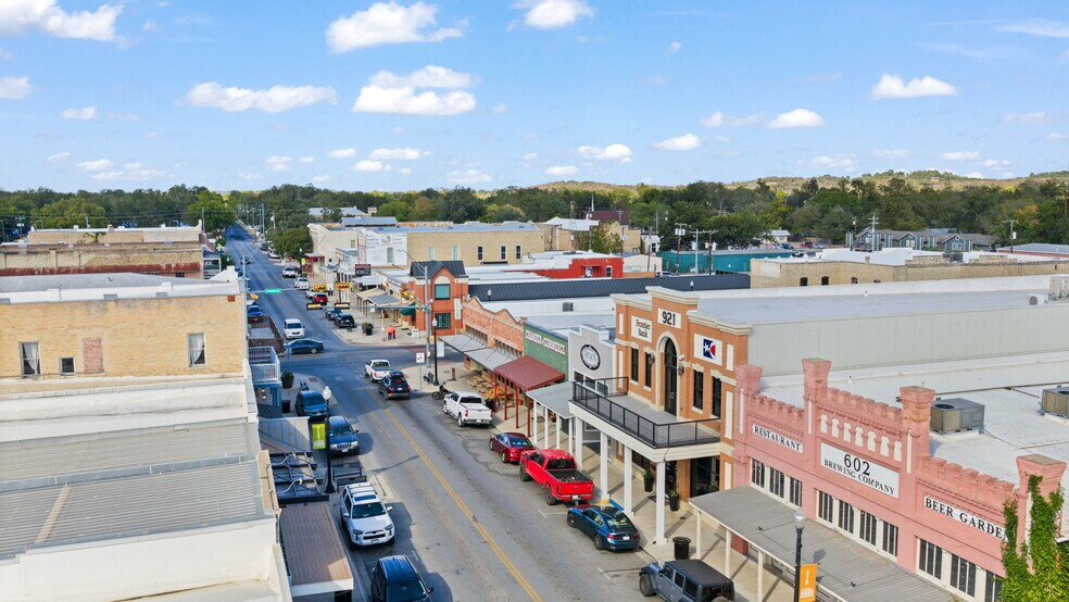 More Photos Of 925 Main St, Bastrop Office Residential For Sale