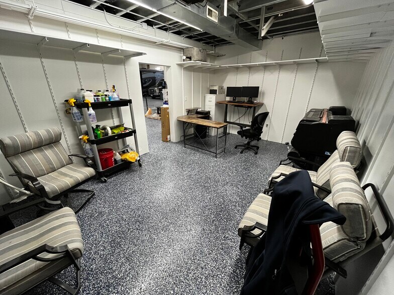 More Photos Of 1540 Hannah Ave, Forest Park Light Distribution For Sale