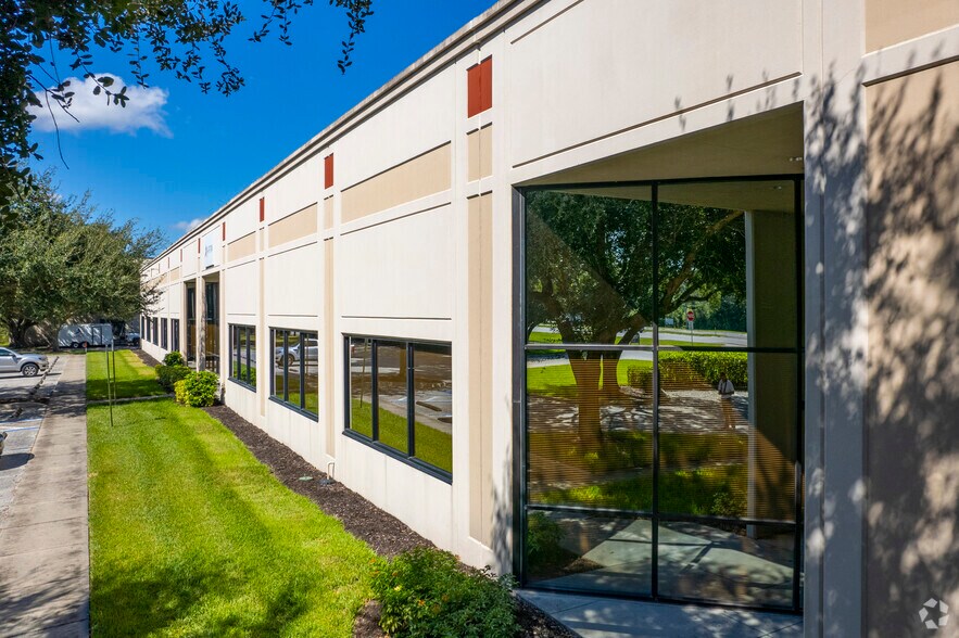 More Photos Of 701-725 S US Highway 301, Tampa Research And Development For Lease
