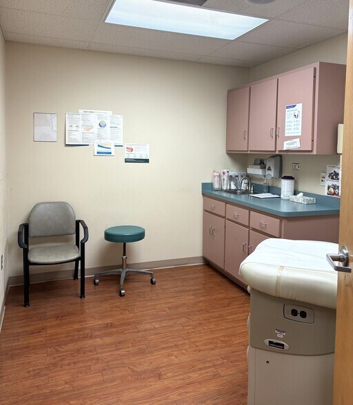 More Photos Of 1 E County Line Rd, Sandwich Medical For Lease