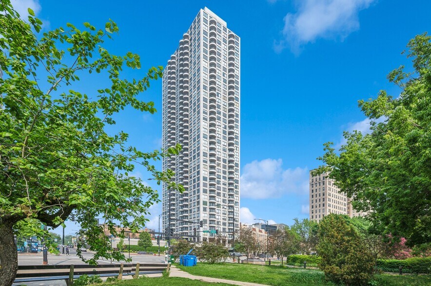 More Photos Of 2020 N Lincoln Park West, Chicago Apartments For Sale