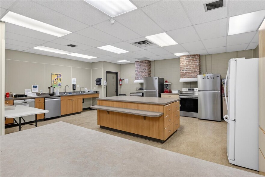 More Photos Of 11831 123 St NW, Edmonton Office For Sale