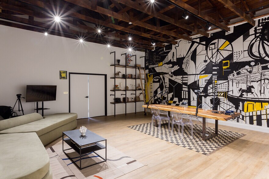 More Photos Of 7748 Santa Monica Blvd, West Hollywood General Retail For Sale