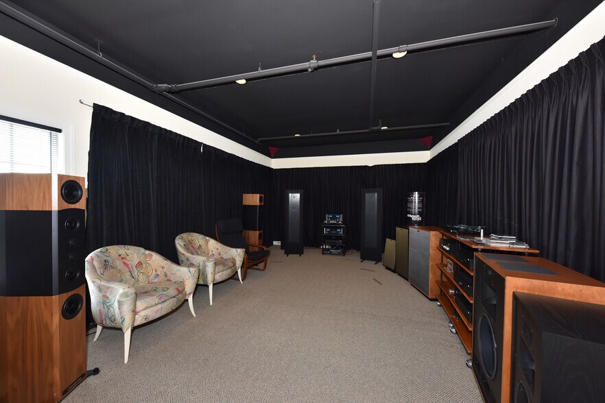 More Photos Of 8766 N Deerwood Dr, Milwaukee Freestanding For Sale
