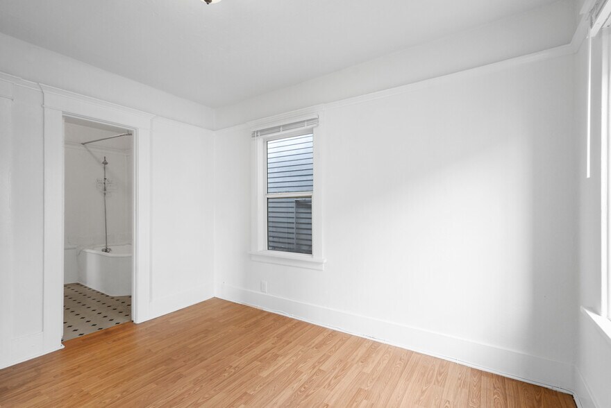 More Photos Of 2006 Strongs Dr, Venice Apartments For Sale