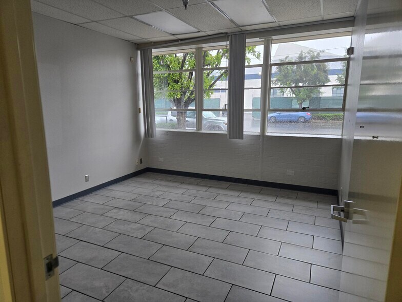 More Photos Of 12900 Simms Ave, Hawthorne Truck Terminal For Lease
