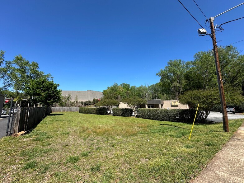 More Photos Of 328 Dupont Dr, Greenville Flex For Sale