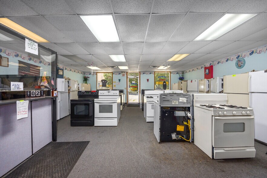 More Photos Of 1090 S Getty St, Muskegon Storefront For Sale