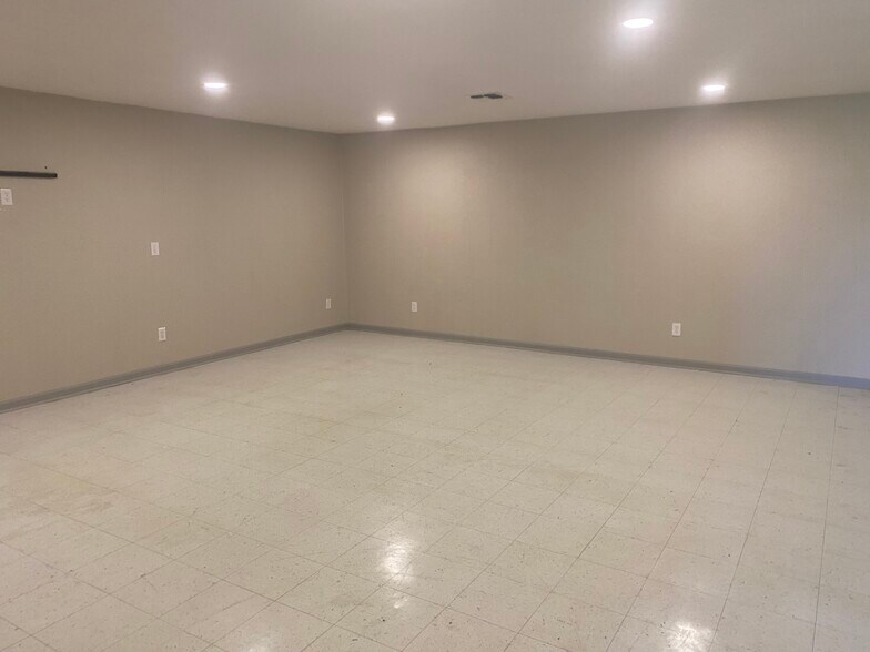 More Photos Of 3292 Speegleville Rd, Woodway Warehouse For Lease