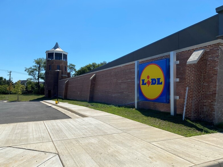 More Photos Of Intersection Of Silverbrook Rd & White Spruce Way, Lorton Supermarket For Lease