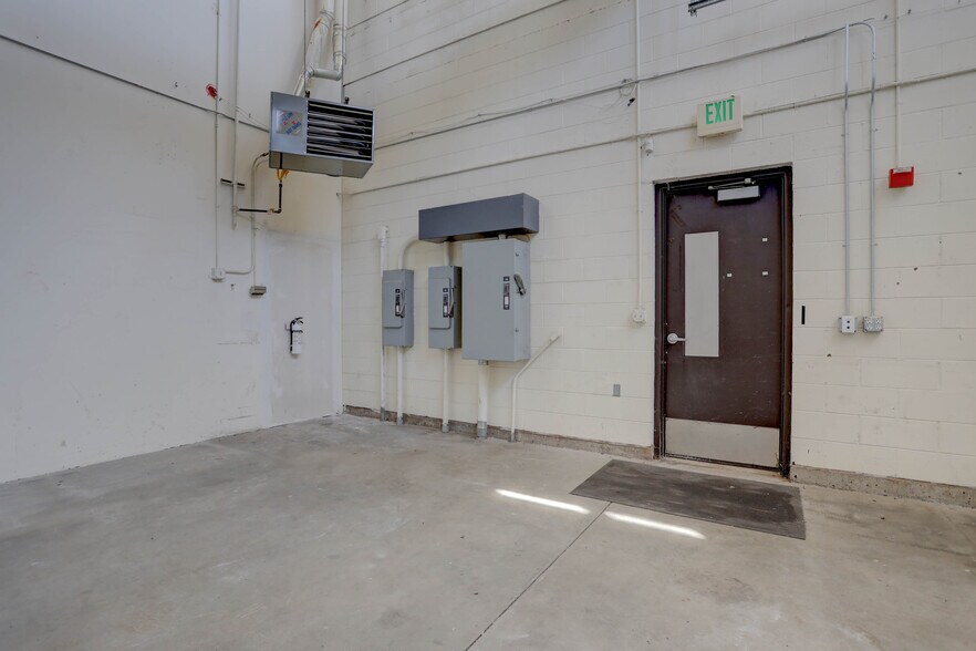 More Photos Of 11083-11093 E Mississippi Ave, Aurora Storefront For Lease